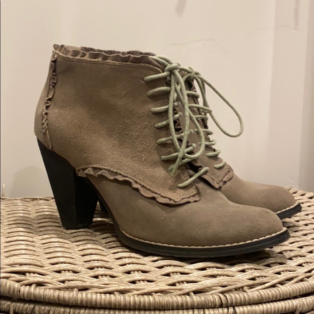 Anthropologie Women’s size 8 lace up booties